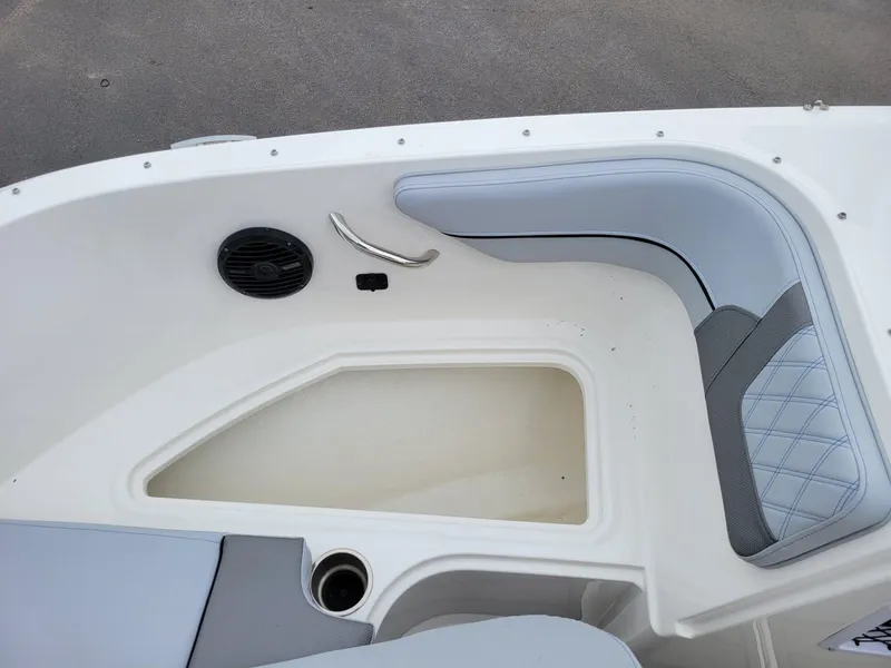 Slide: The Image of Bayliner VR4 Bowrider OB 2025 - 20