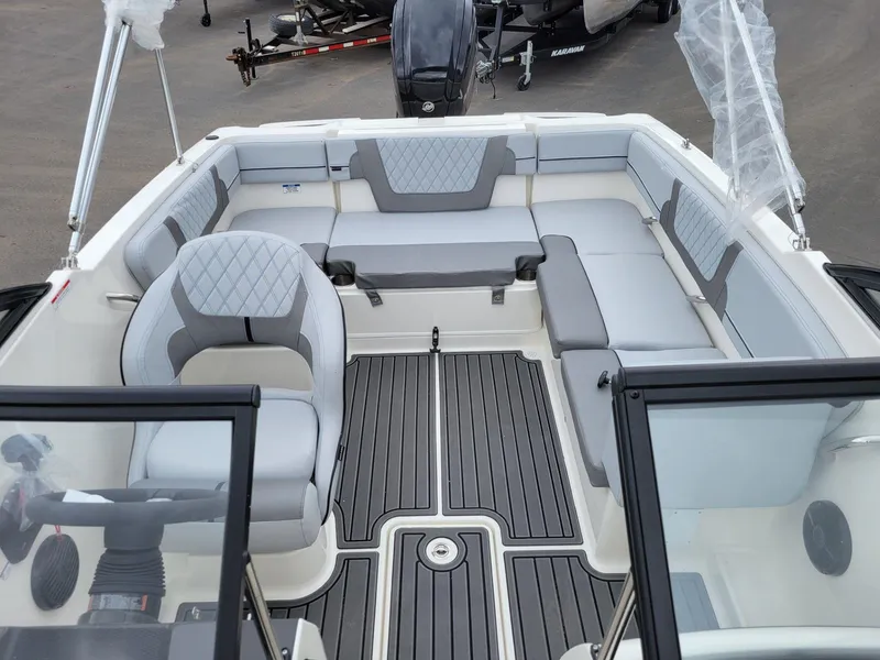 Slide: The Image of Bayliner VR4 Bowrider OB 2025 - 21