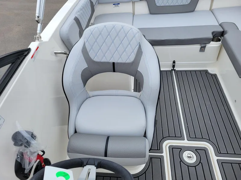 Slide: The Image of Bayliner VR4 Bowrider OB 2025 - 22