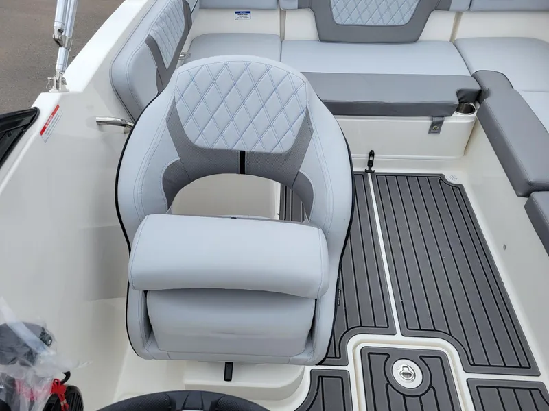 Slide: The Image of Bayliner VR4 Bowrider OB 2025 - 23