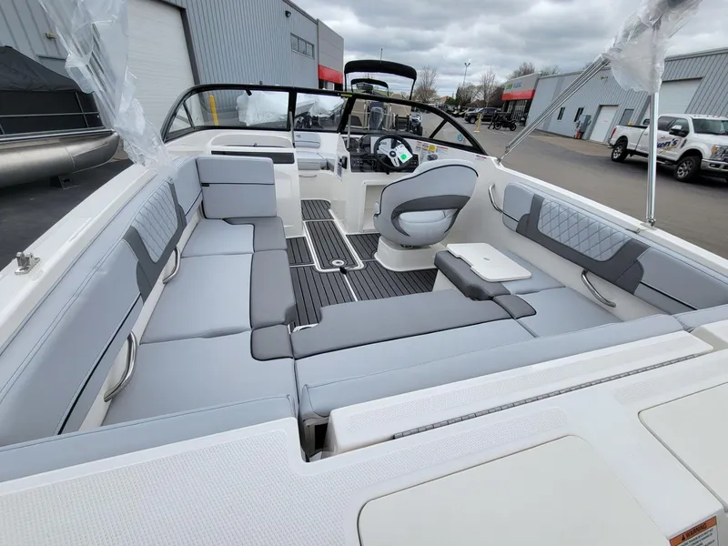 Slide: The Image of Bayliner VR4 Bowrider OB 2025 - 8
