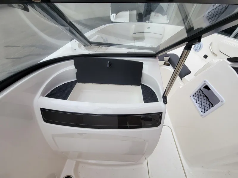 Slide: The Image of Bayliner VR4 Bowrider OB 2025 - 11