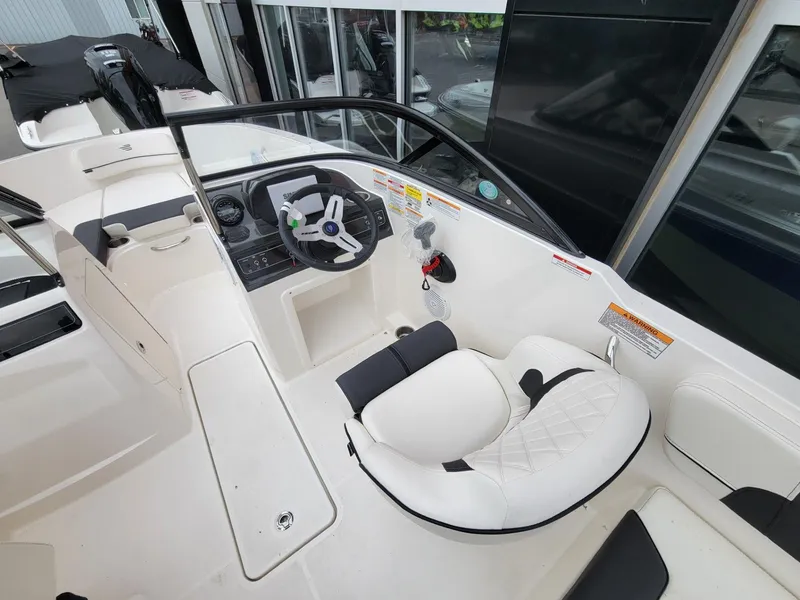 Slide: The Image of Bayliner VR4 Bowrider OB 2025 - 20