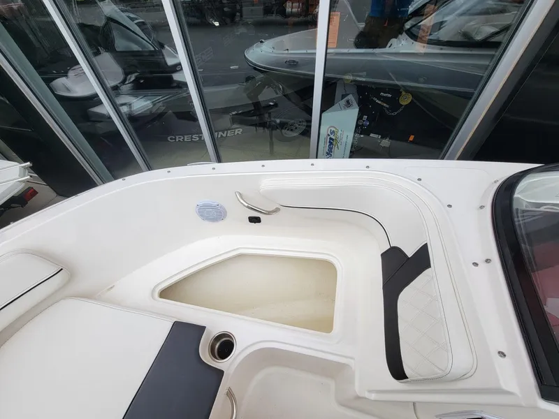 Slide: The Image of Bayliner VR4 Bowrider OB 2025 - 22