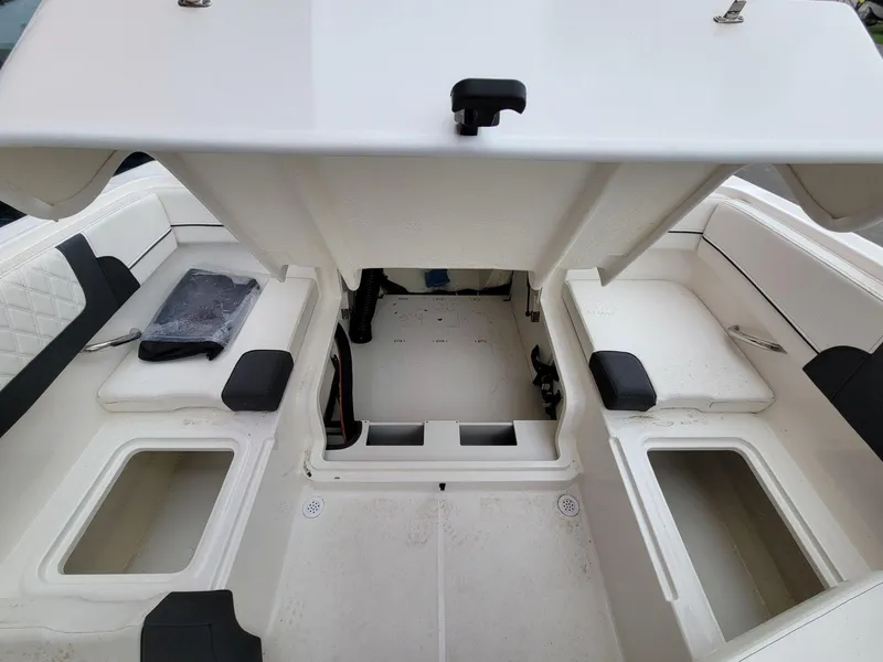 Slide: The Image of Bayliner VR4 Bowrider OB 2025 - 9