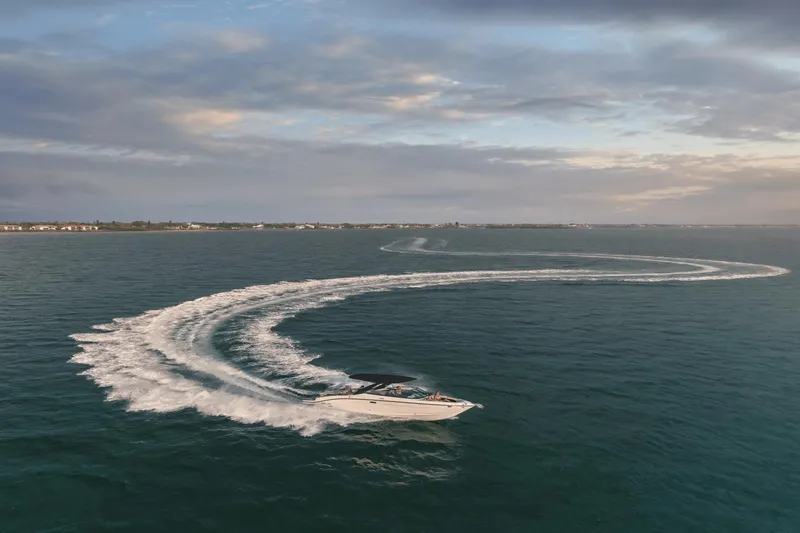 Slide: The Image of Sea Ray SLX 280 2025 - 47