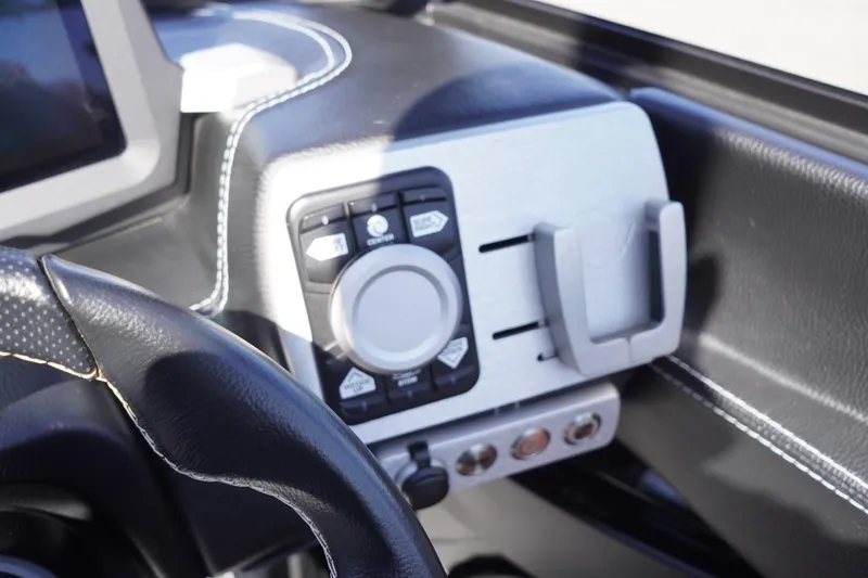 Slide: The Image of Malibu Wakesetter 23 LSV 2022 - 70