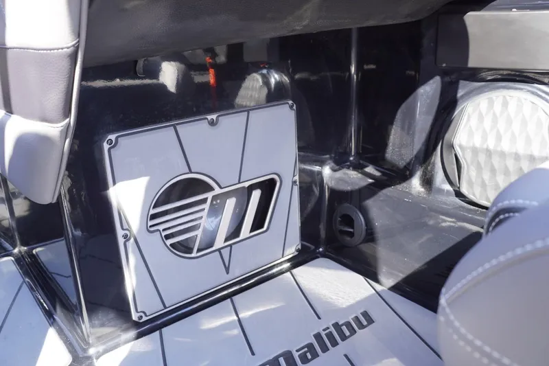 Slide: The Image of Malibu Wakesetter 23 LSV 2022 - 72