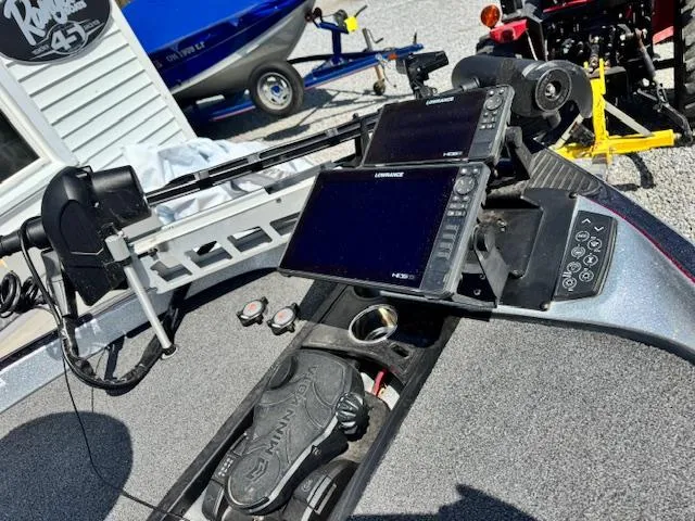 Slide: The Image of 2020 Ranger Z520C boat dashboard with dual Lowrance fishfinders and Minn Kota foot pedal. - 7