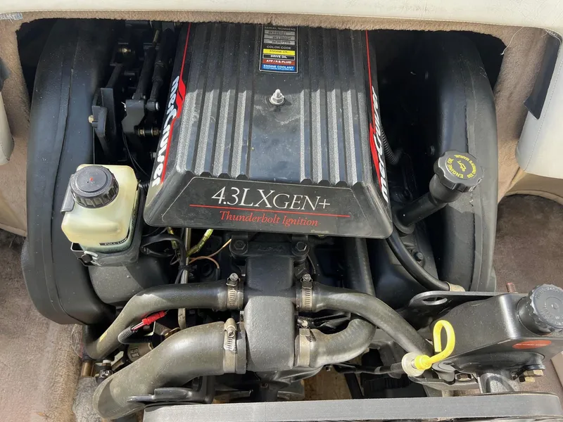 Slide: The Image of Engine of a 1997 Starcraft 1810 boat, featuring a 4.3L MerCruiser with Thunderbolt ignition. - 17