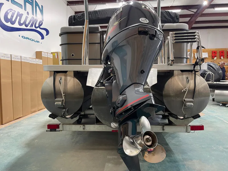 Slide: The Image of 2021 Veranda VR22RC pontoon boat with Yamaha outboard motor in showroom. - 11