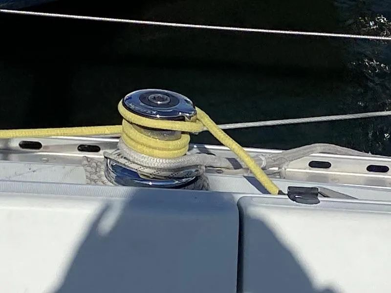 Slide: The Image of Winch with yellow rope on 1988 Kirie 286 sailboat deck. - 5