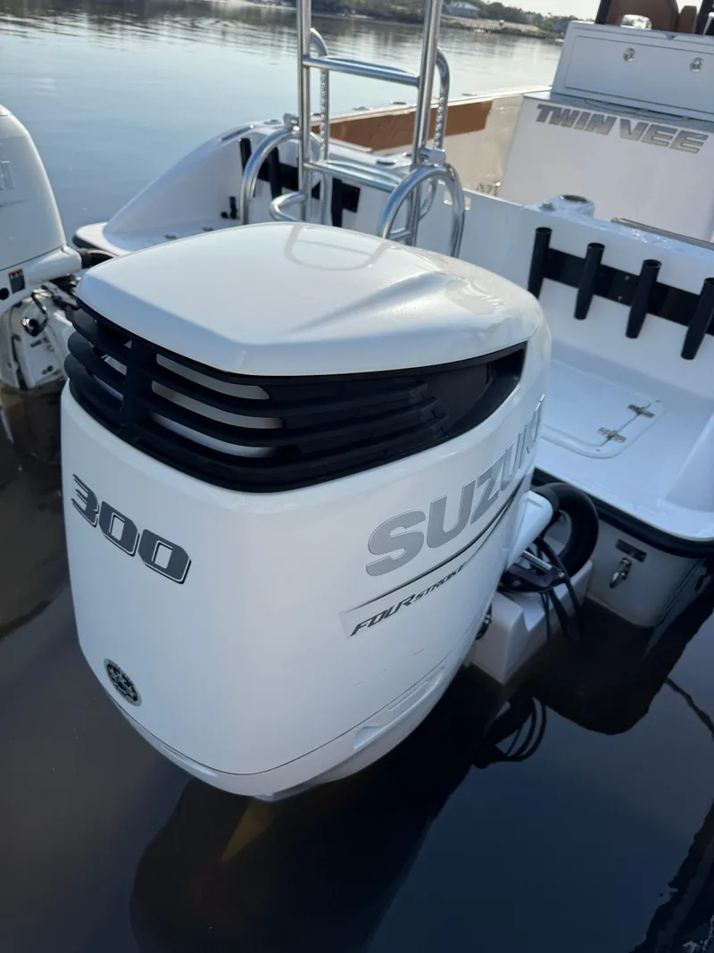 Slide: The Image of Twin Vee 280 GFX CC 2023 - 53