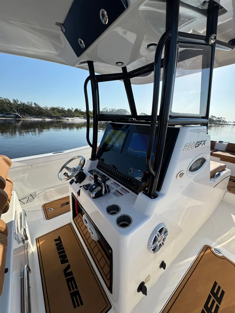 Slide: The Image of Twin Vee 280 GFX CC 2023 - 55