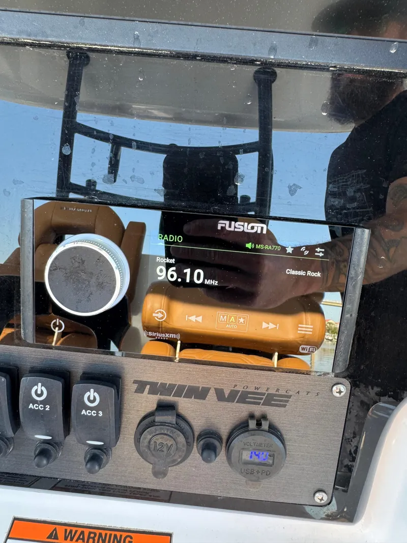 Slide: The Image of Twin Vee 280 GFX CC 2023 - 59