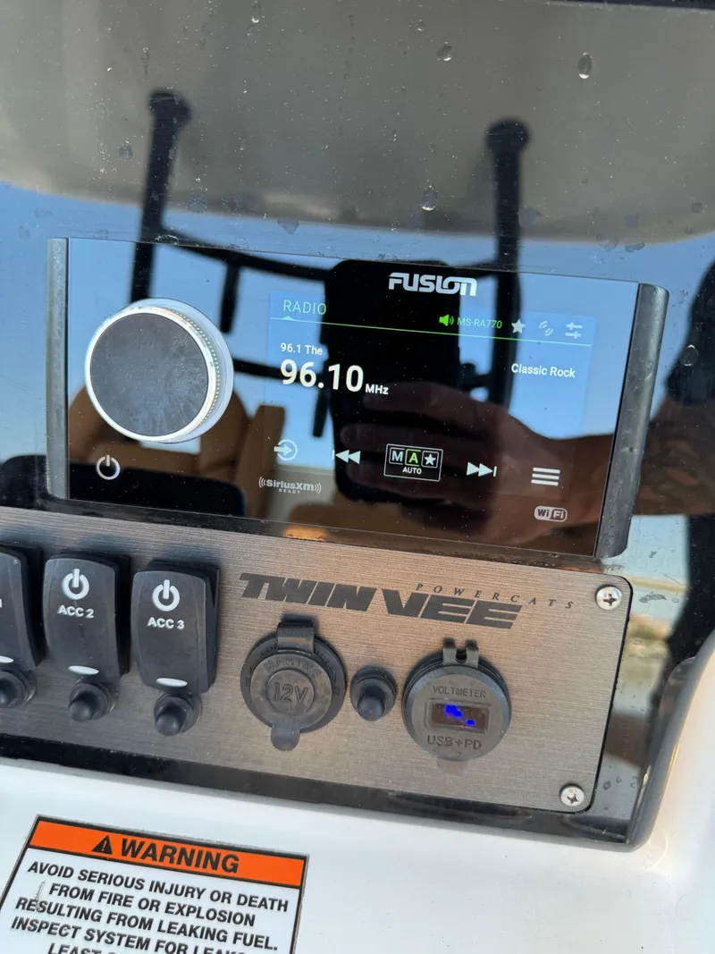 Slide: The Image of Twin Vee 280 GFX CC 2023 - 60