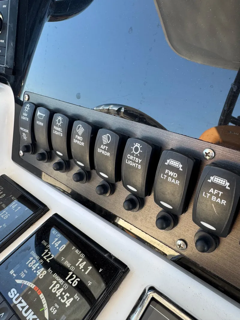 Slide: The Image of Twin Vee 280 GFX CC 2023 - 69