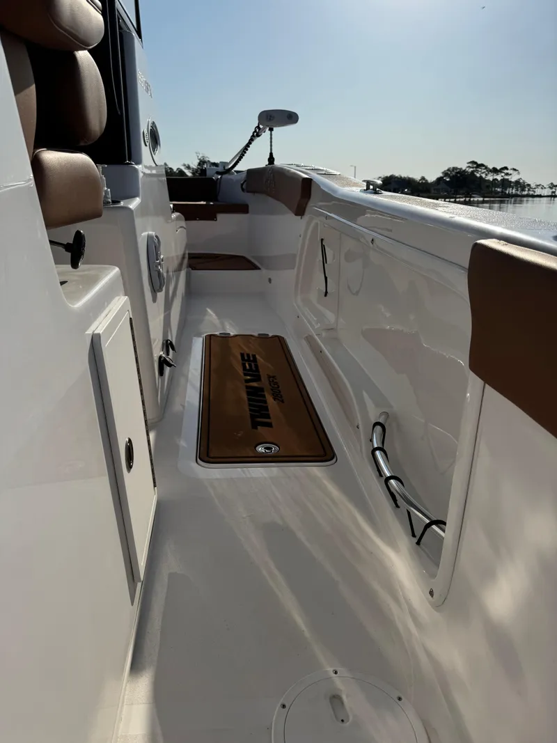 Slide: The Image of Twin Vee 280 GFX CC 2023 - 74