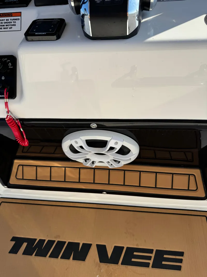 Slide: The Image of Twin Vee 280 GFX CC 2023 - 81