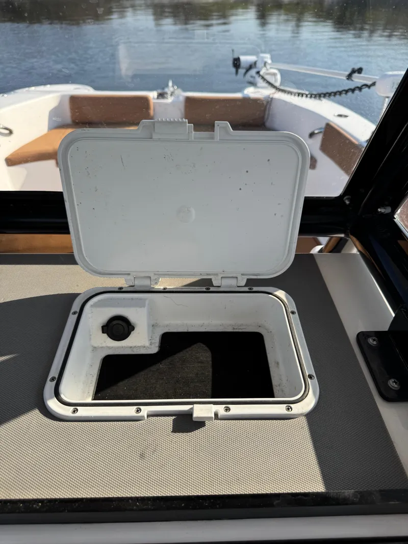 Slide: The Image of Twin Vee 280 GFX CC 2023 - 85