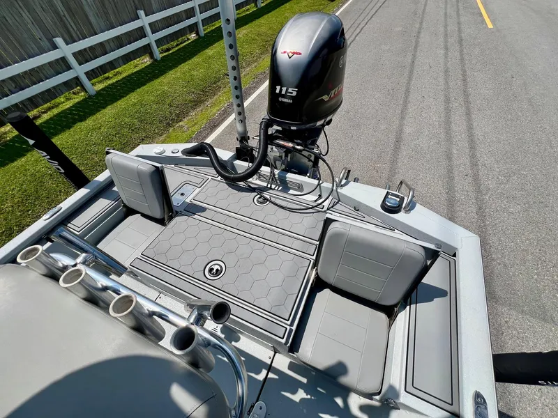 Slide: The Image of 2022 Avid 21 FS boat with Yamaha 115 engine, featuring spacious seating and rod holders. - 7