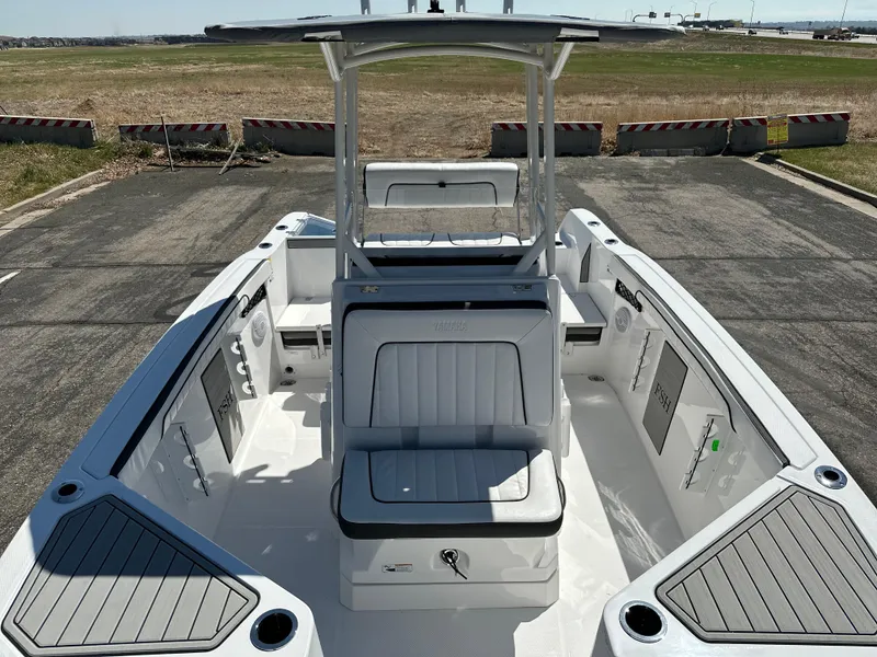 Slide: The Image of 2025 Yamaha Boats 222 FSH Sport, sleek interior design, spacious seating, modern features. - 9
