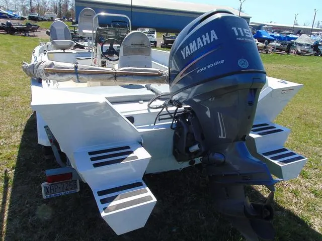 Slide: The Image of 2007 Alumacraft 2072CS boat with Yamaha 115HP engine, parked on grass. - 10