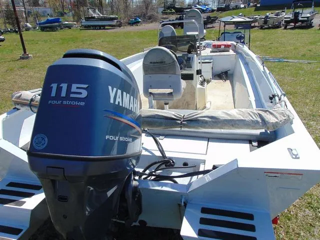 Slide: The Image of 2007 Alumacraft 2072CS boat with Yamaha 115 four-stroke engine, parked on grass. - 12