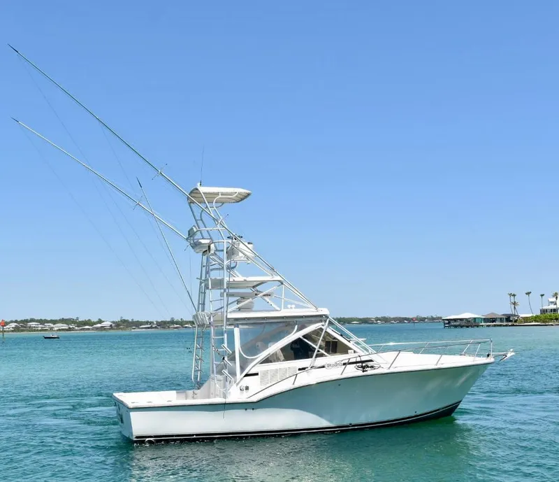 Slide: The Image of 2006 Carolina Classic 32 boat on clear blue water under a sunny sky. - 3