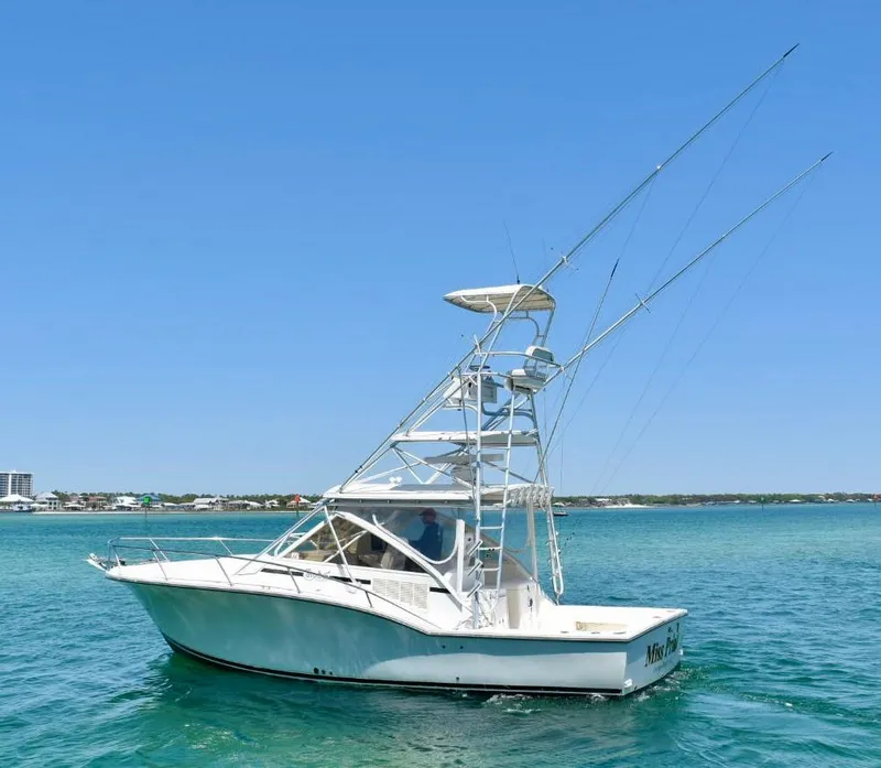Slide: The Image of 2006 Carolina Classic 32 boat on clear blue water under a sunny sky. - 6