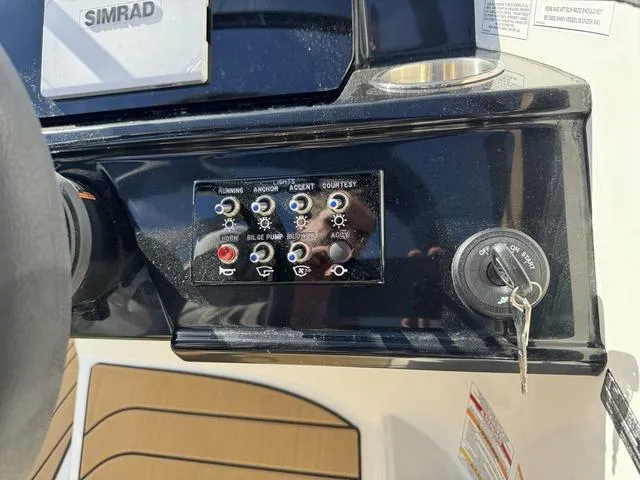 Slide: The Image of Sea Ray SPX 210 2024 - 13