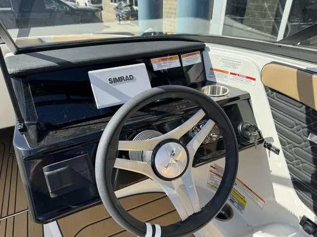 Slide: The Image of Sea Ray SPX 210 2024 - 15