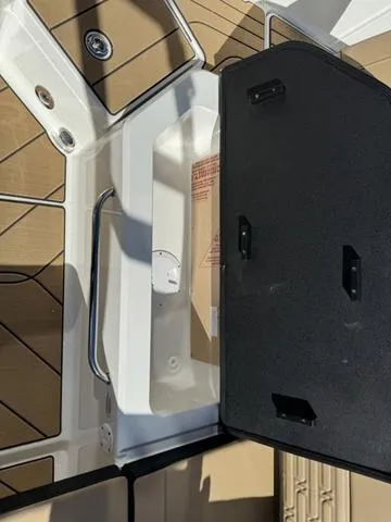 Slide: The Image of Sea Ray SPX 210 2024 - 16