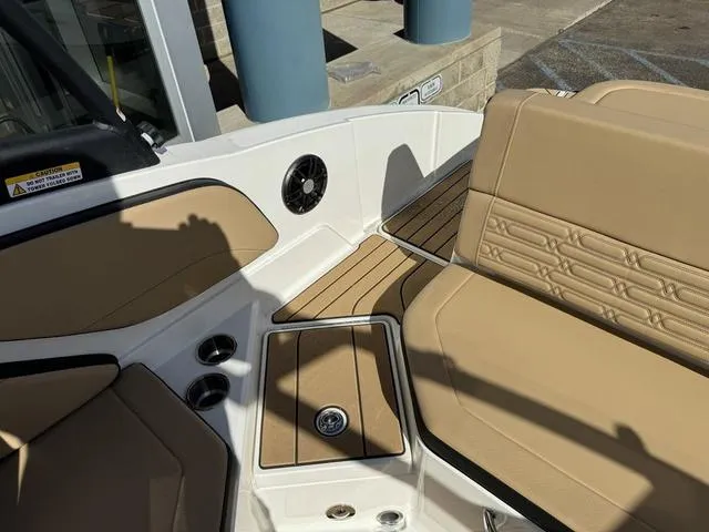 Slide: The Image of Sea Ray SPX 210 2024 - 17