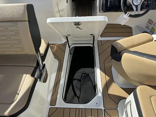 Slide: The Image of Sea Ray SPX 210 2024 - 19