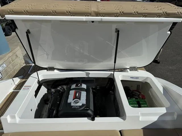 Slide: The Image of Sea Ray SPX 210 2024 - 21