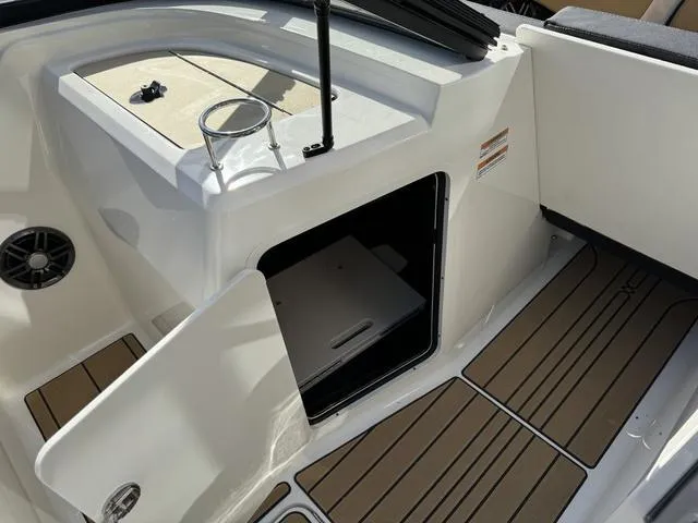 Slide: The Image of Sea Ray SPX 210 2024 - 24