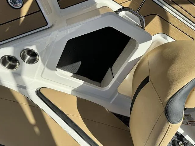 Slide: The Image of Sea Ray SPX 210 2024 - 25