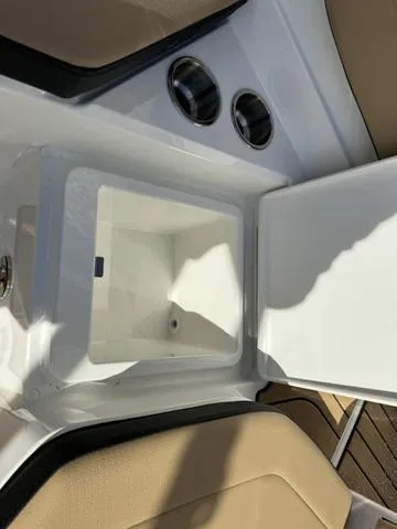 Slide: The Image of Sea Ray SPX 210 2024 - 26