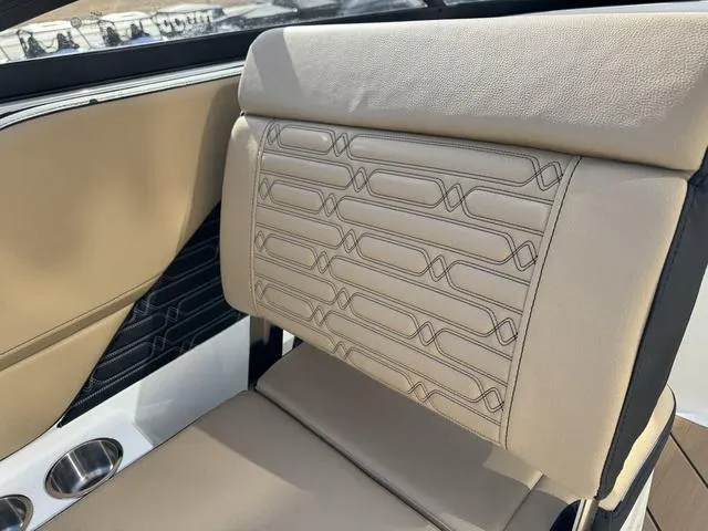 Slide: The Image of Sea Ray SPX 210 2024 - 27