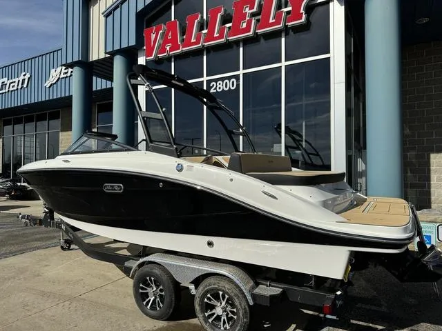 Slide: The Image of Sea Ray SPX 210 2024 - 3