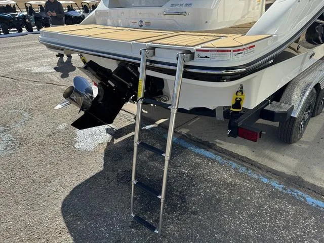 Slide: The Image of Sea Ray SPX 210 2024 - 30