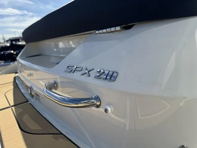 Slide: The Image of Sea Ray SPX 210 2024 - 31