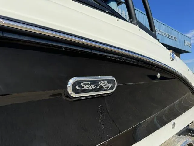 Slide: The Image of Sea Ray SPX 210 2024 - 4