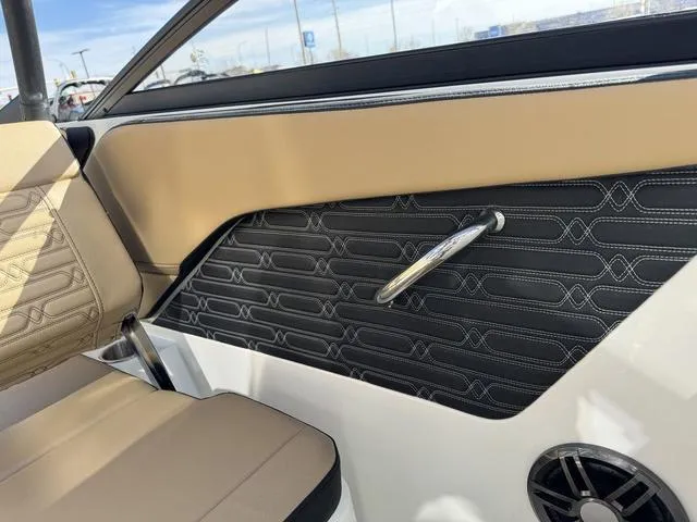 Slide: The Image of Sea Ray SPX 210 2024 - 9