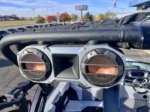 Slide: The Image of MasterCraft XT23 2022 - 14