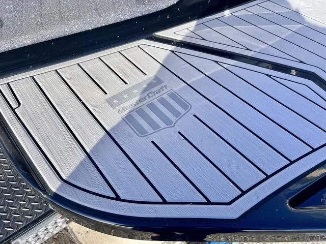 Slide: The Image of MasterCraft XT23 2022 - 16