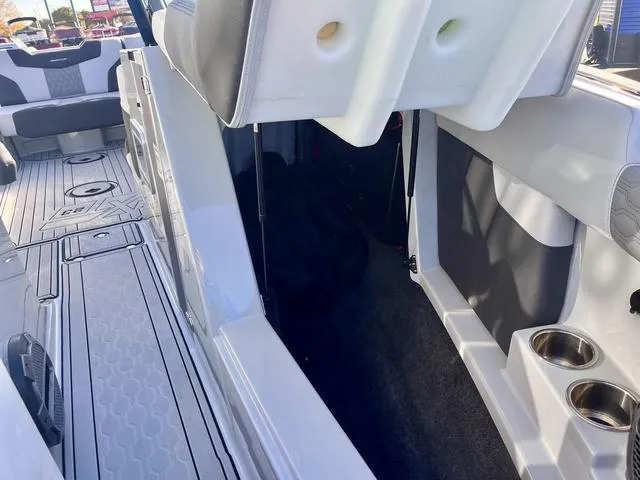 Slide: The Image of MasterCraft XT23 2022 - 18