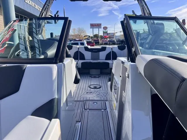 Slide: The Image of MasterCraft XT23 2022 - 19