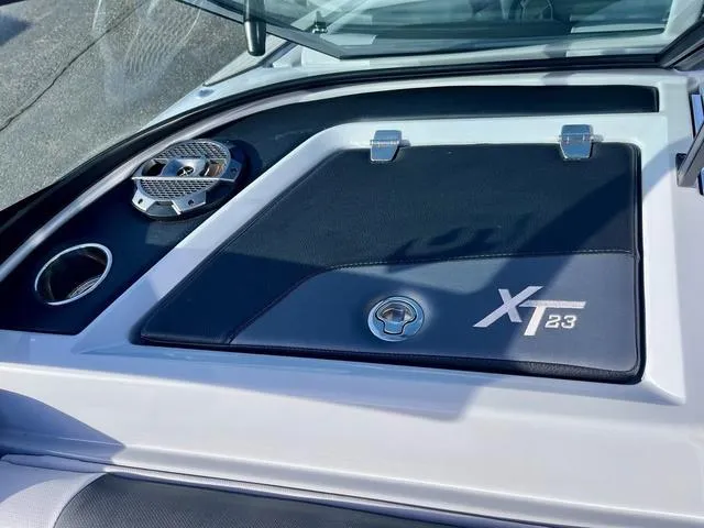 Slide: The Image of MasterCraft XT23 2022 - 21